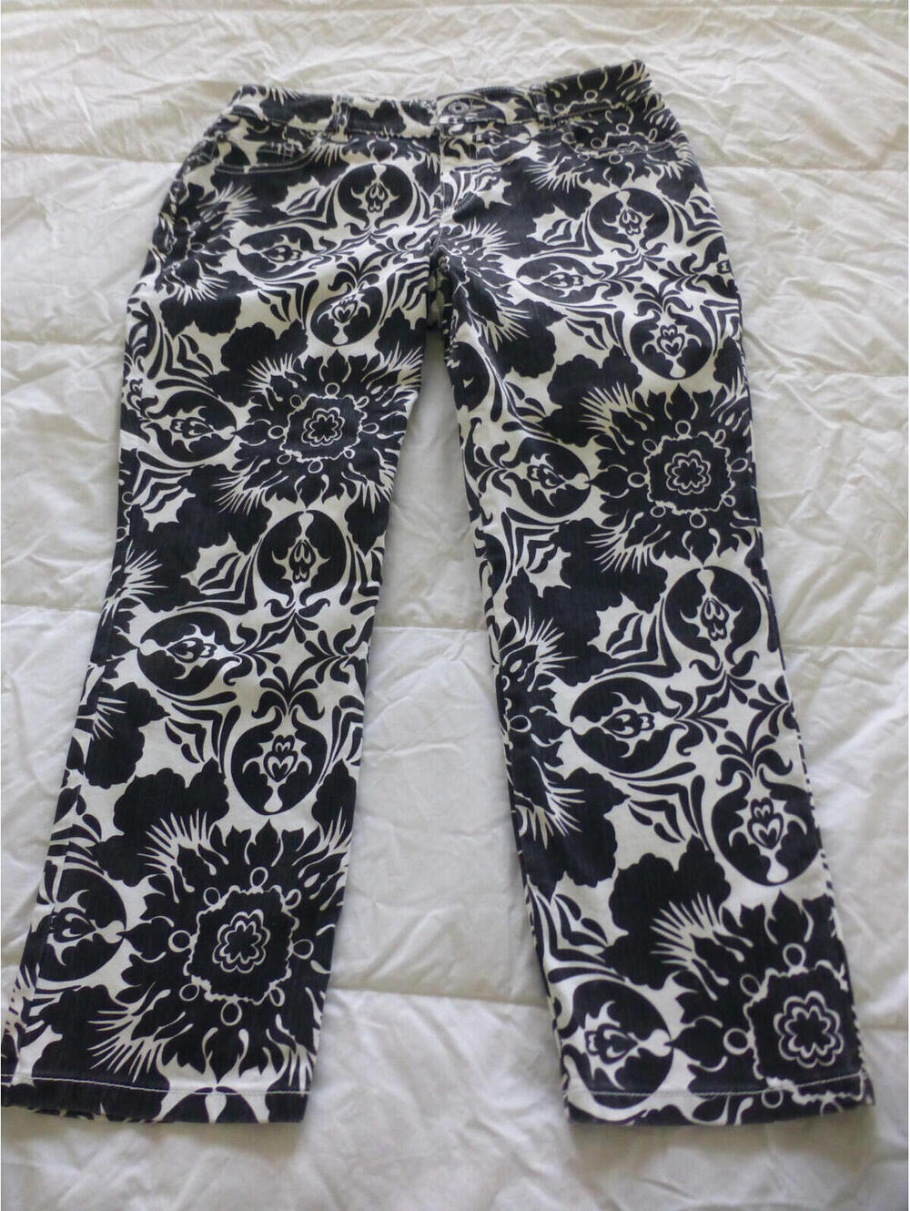 Chico's Platinum Denim Women's Jeans Size 0 Black White Floral Print Straight K2